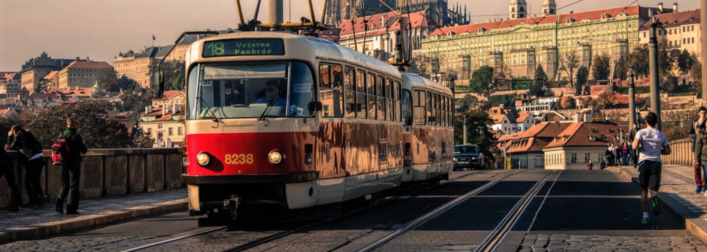 Pražská MHD bude mít nový hlas! Patří herci Vondráčkovi, dabérovi barmana Vočka ze Simpsonových
