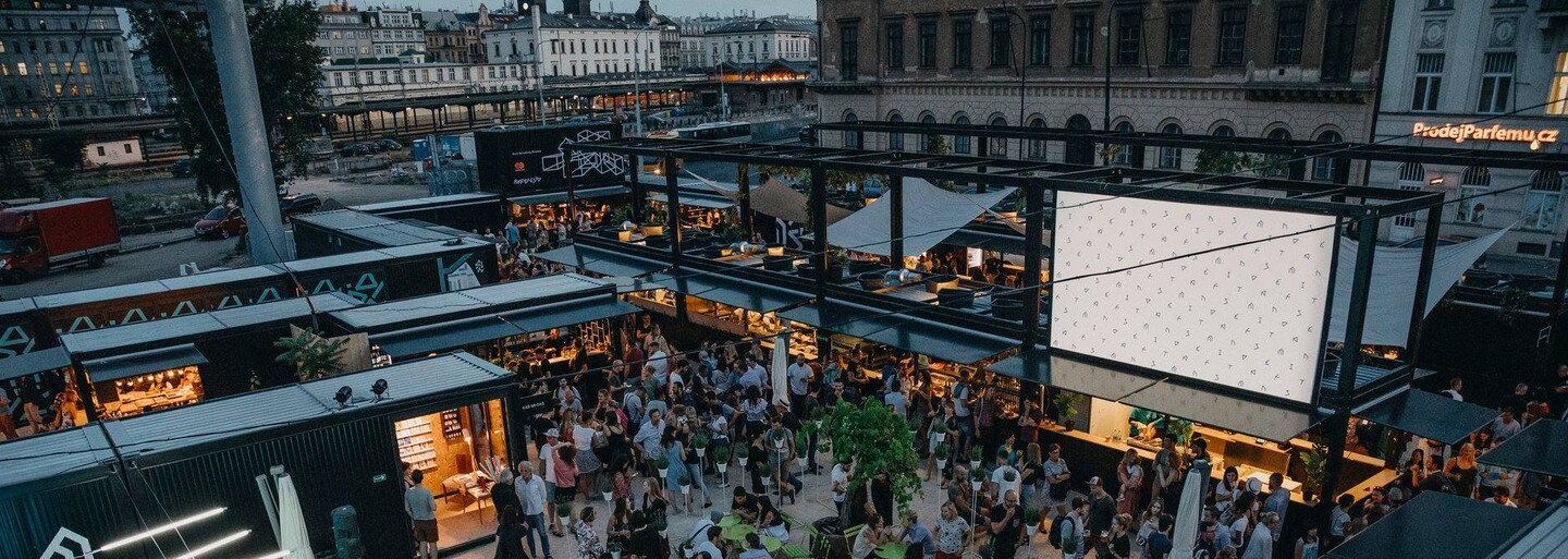 Pražský Manifesto Market slaví první měsíc! Zanedbávanou plochu v centru proměnil v oblíbený festival jídla, kde zaplatíš jen kartou