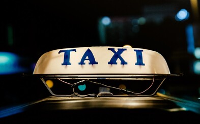 Pražští taxikáři chystají další, ještě radikálnější stávku. Boj taxi vs. Uber pokračuje Pražští taxikáři chystají další, ještě radikálnější stávku. Boj taxi vs. Uber pokračuje