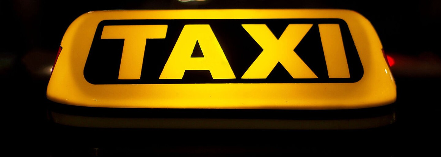 Pražští taxikáři chystají další, ještě radikálnější stávku. Boj taxi vs. Uber pokračuje
