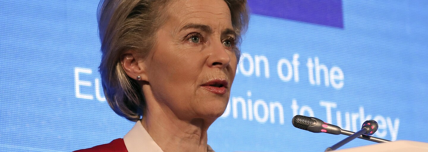 Pro Ursulu von der Leyen nepřipravili v Turecku židli, musela si sednout na gauč. Mohlo jít o cílený krok
