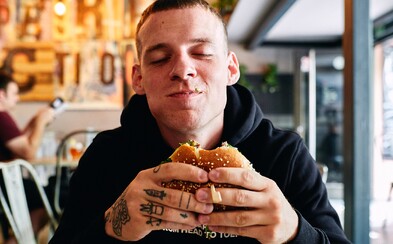 Proč hrozí českému raperovi 12 let za mřížemi? Sleduj nové Freshnews a vyhraj 5000 Kč na burgery Proč hrozí českému raperovi 12 let za mřížemi? Sleduj nové Freshnews a vyhraj 5000 Kč na burgery