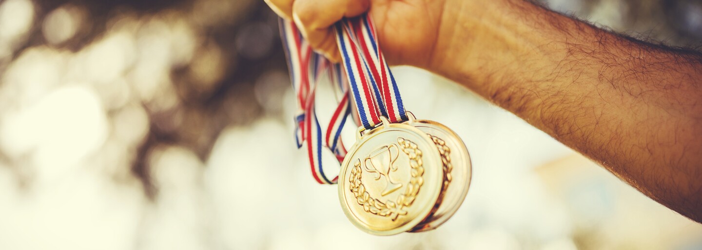Prečo úspešní olympionici hryzú svoje medaily? Zvyk z minulosti má v dnešných časoch úplne odlišný význam