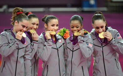 Prečo úspešní olympionici hryzú svoje medaily? Zvyk z minulosti má v dnešných časoch úplne odlišný význam Prečo úspešní olympionici hryzú svoje medaily? Zvyk z minulosti má v dnešných časoch úplne odlišný význam