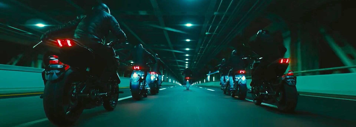 Pred a po CGI: Motorku Johna Wicka tlačili muži v zelených kostýmoch, zatiaľ čo on sekal zabijakov