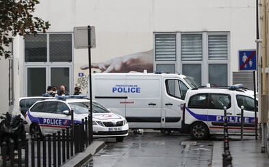 Před bývalou redakcí Charlie Hebdo byli pobodáni dva lidé Před bývalou redakcí Charlie Hebdo byli pobodáni dva lidé