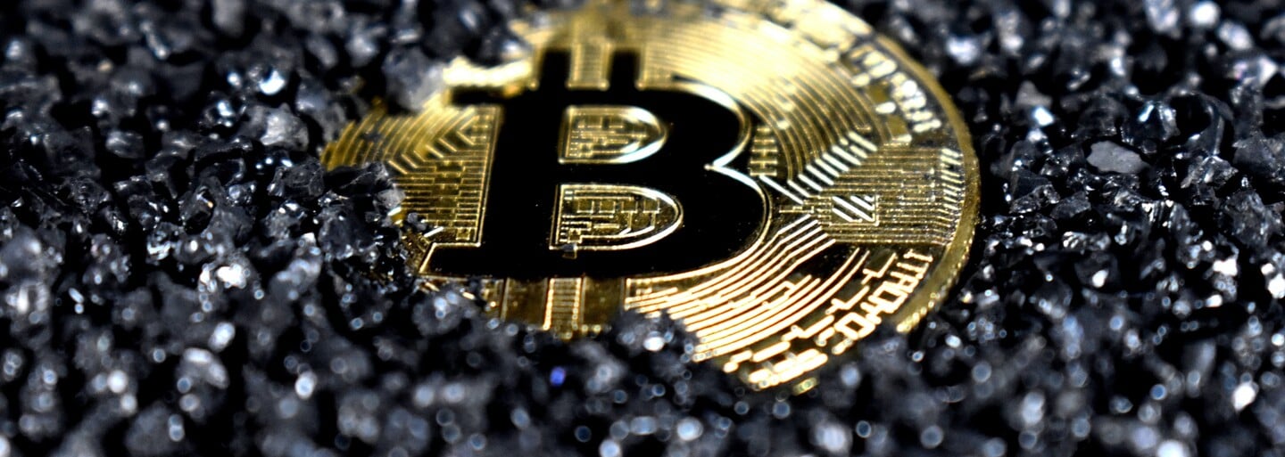 Před deseti lety omylem vyhodil pevný disk s 8 tisíci bitcoiny. Nyní hodlá utratit miliony za vykopání skládky