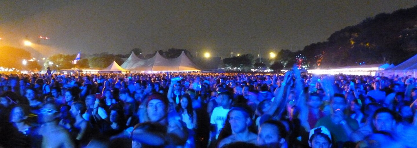 Před festivalem si na místě konání zakopal vodku, aby ji po zahájení vytáhl a spokojeně popíjel
