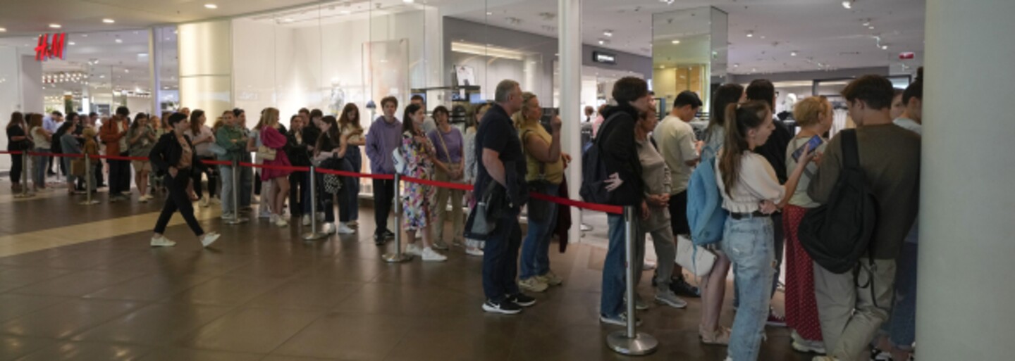 Před H&M v Moskvě se tvoří dlouhé fronty. Řetězec vyprodává zásoby před definitivním odchodem z Ruska