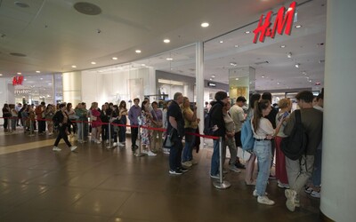 Před H&M v Moskvě se tvoří dlouhé fronty. Řetězec vyprodává zásoby před definitivním odchodem z Ruska