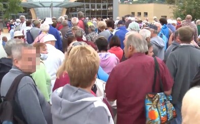 Pred kúpaliskom v Podhájskej čakali rady ľudí od šiestej ráno, aj keď otvára až o deviatej. Všetko spôsobili nové nariadenia Pred kúpaliskom v Podhájskej čakali rady ľudí od šiestej ráno, aj keď otvára až o deviatej. Všetko spôsobili nové nariadenia
