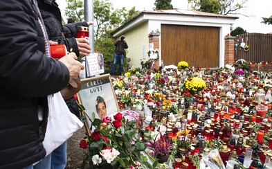 Před vilou Karla Gotta hoří tisíce svíček. Sjíždí se tam lidé z celé republiky Před vilou Karla Gotta hoří tisíce svíček. Sjíždí se tam lidé z celé republiky