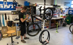 Predajca bicyklov: Je to ako s autom, ľudia si často kúpia 3-tisícový bajk z bazáru a sú prekvapení, koľko stojí servis (Rozhovor)