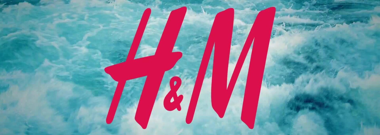 Predajňu H&M zdevastovali ako odplatu za rasistickú mikinu. Značka sa vraj má zbaliť a rovno odísť, pretože ju nebudú tolerovať