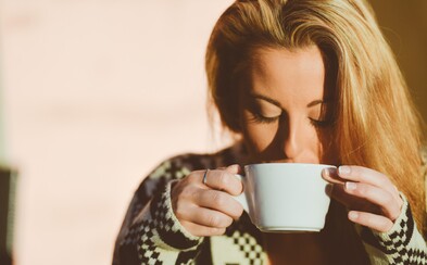 Předražené kavárny jsou passé, luxusní kávu si odteď vychutnáš i doma. Máme tip, jaký kávovar vybrat za rozumné peníze Předražené kavárny jsou passé, luxusní kávu si odteď vychutnáš i doma. Máme tip, jaký kávovar vybrat za rozumné peníze