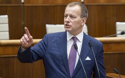 Predseda Sme rodina Boris Kollár mal získať titul vďaka plagiátu. Jeho diplomovka vykazuje zhodu až 52 %