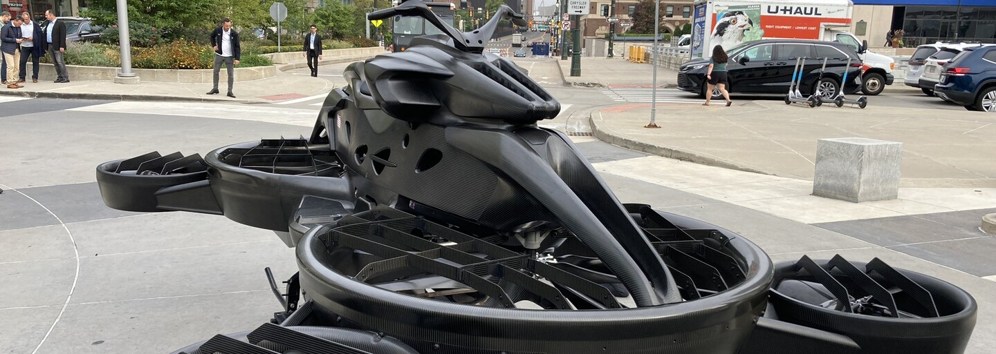 Predstavili lietajúcu motorku. Letieť vydrží až 40 minút a jej maximálna rýchlosť je 100 km/h