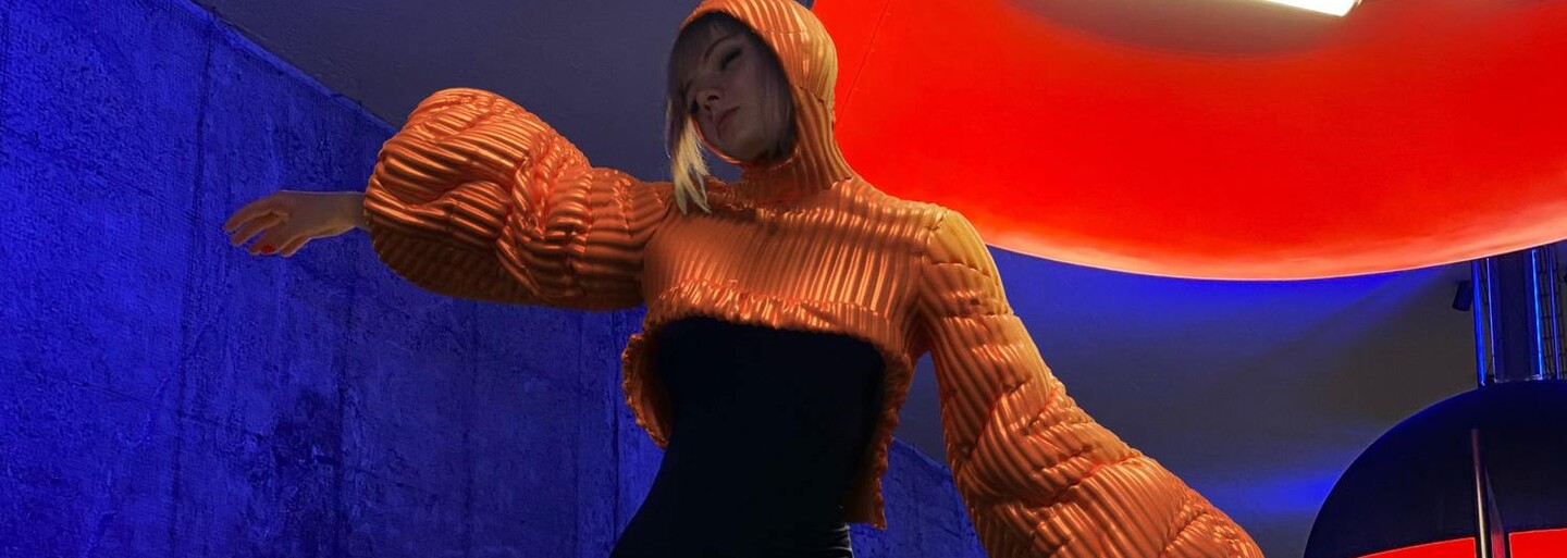 Představujeme digitální módu. Existuje jen virtuálně, ale je ekologická, úsporná a na Instagramu vypadá skvěle