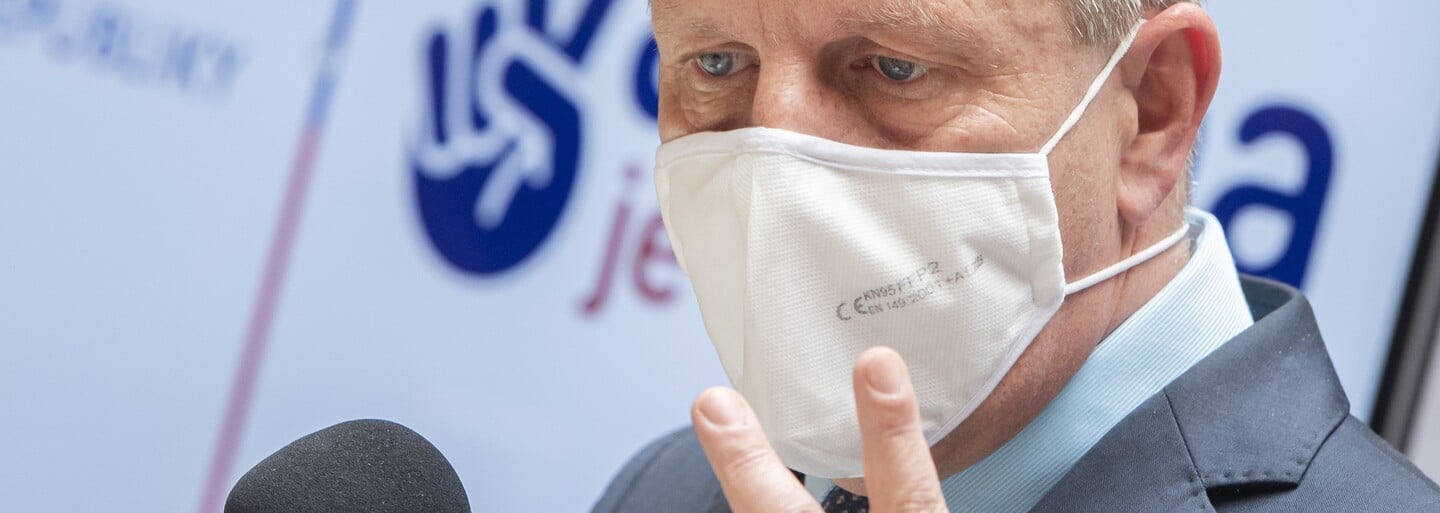 PREHĽAD: Do interiérov sa vrátia respirátory, reštaurácie môžu púšťať len zaočkovaných, niektorým okresom už lockdown nehrozí