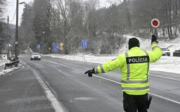 PREHĽAD: Sprísnili režim na hraniciach, do karantény musí ísť (skoro) každý, výnimiek je málo