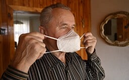 PŘEHLEDNĚ: Do obchodu či MHD jenom s respirátorem, většina prodejen zůstává zavřená