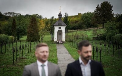 Premiér Heger vyvracia hoax o „zničenom ruskom cintoríne“, ktorý zdieľal aj Žilinka. Osobne ho navštívil