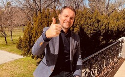 Premiér Matovič sa včera na Facebooku sťažoval, že nedostáva patričnú pochvalu. Dnes sa chváli výsledkami bez rúška