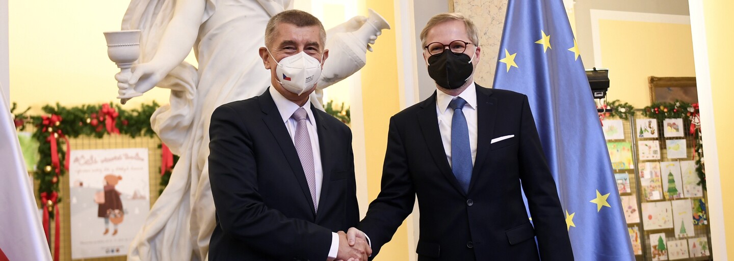 Premiéři Babiš a Fiala společně vystoupili. Chtějí za týden naočkovat milion lidí posilující dávkou