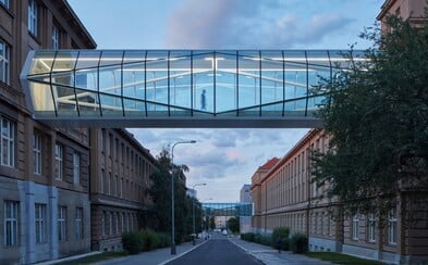 Propojení historických budov pražské VŠCHT pomocí prosklených můstků krystalického tvaru je pastvou pro oči Propojení historických budov pražské VŠCHT pomocí prosklených můstků krystalického tvaru je pastvou pro oči