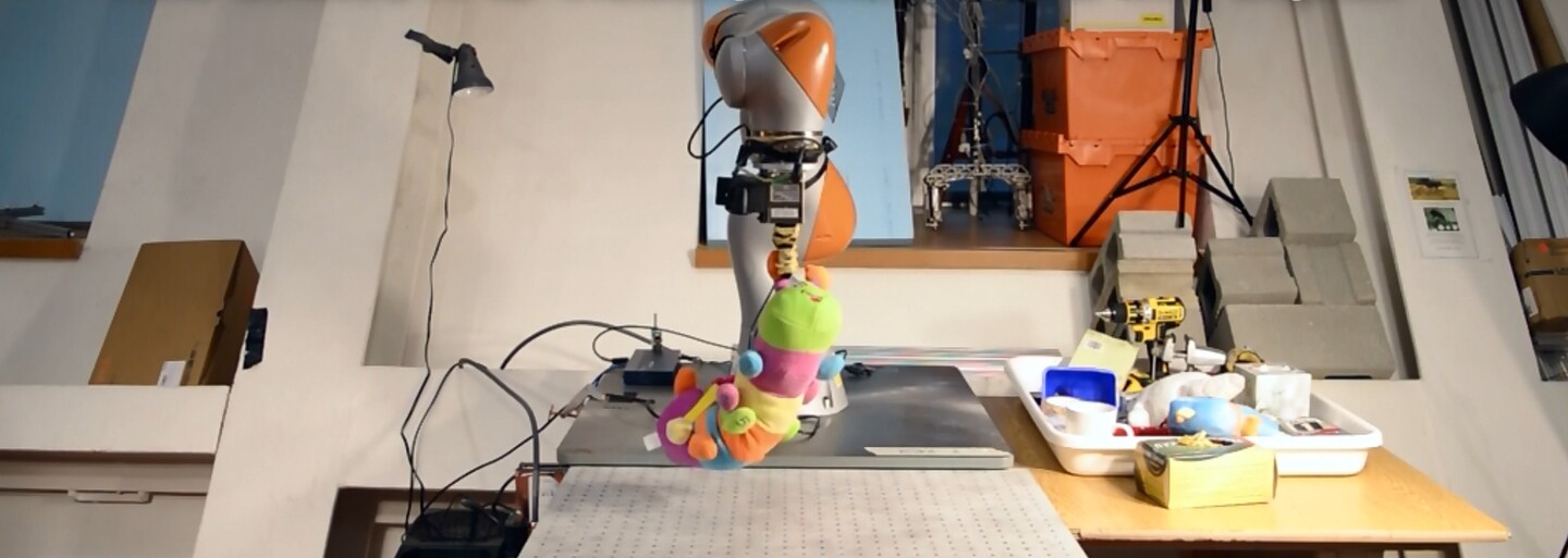 Přestane lidstvo uklízet? Inženýři vyvíjejí robota, který dokáže urovnat a uklidit oblečení nebo boty