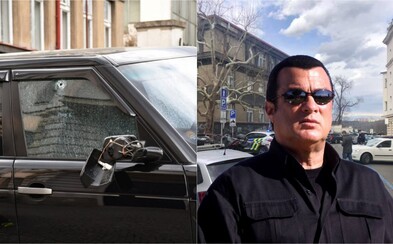 Přestřelka na Letné baví internet. Pražané prodávají taktické vesty s kapsou na Club-Mate Přestřelka na Letné baví internet. Pražané prodávají taktické vesty s kapsou na Club-Mate