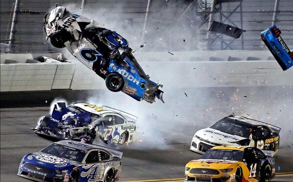 Závody NASCAR poznamenala vážná nehoda. Jeden jezdec se těžce zranil