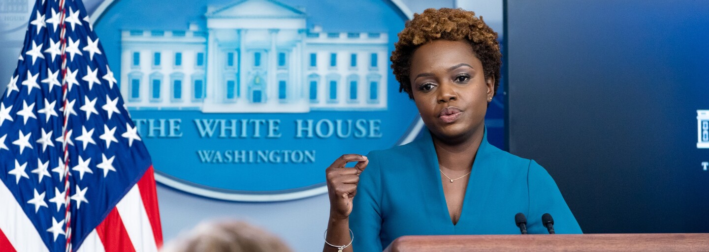 Prezident Biden má novou mluvčí. Karine Jean-Pierre je první černoškou a lesbou v této funkci