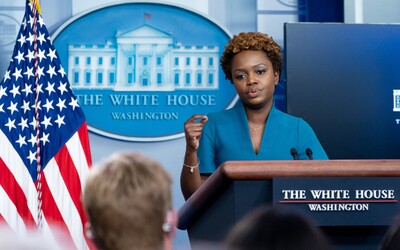Prezident Biden má novou mluvčí. Karine Jean-Pierre je první černoškou a lesbou v této funkci
