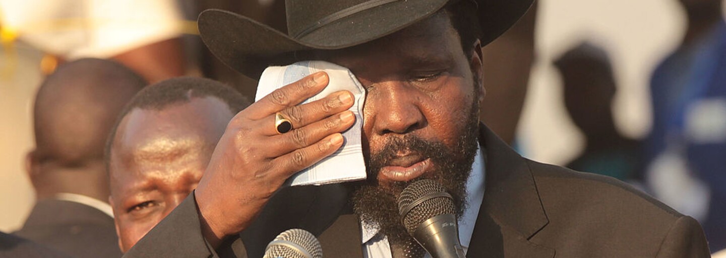 Prezident Jižního Súdánu se podle uniklého videa pomočil na veřejnosti. Policie kvůli záběrům zatkla šest novinářů