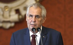 Prezident Zeman má v ruce titanový hřeb a je plný humoru
