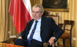 Prezident Zeman v projevu poděkoval Číně a vyzval k návštěvám domovů seniorů. Ty jsou ale zakázané