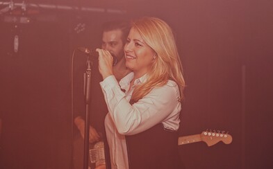 Prezidentka ako ju nepoznáme: Čaputová neformálne zavítala na koncert do krčmy. Postavila sa aj za mikrofón Prezidentka ako ju nepoznáme: Čaputová neformálne zavítala na koncert do krčmy. Postavila sa aj za mikrofón