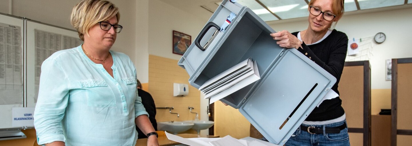 Prezidentské volby pokračují. První den hlasovala asi polovina voličů, očekává se vysoká účast