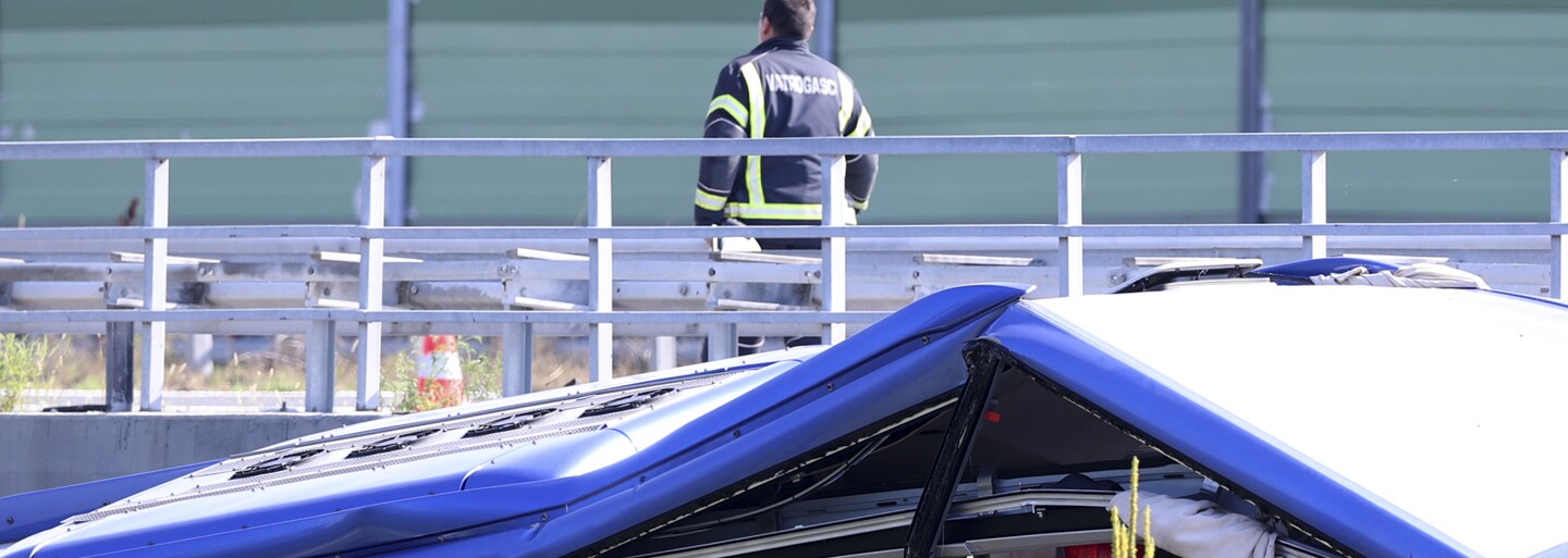 Při nehodě autobusu na dálnici v Chorvatsku zemřelo 12 lidí