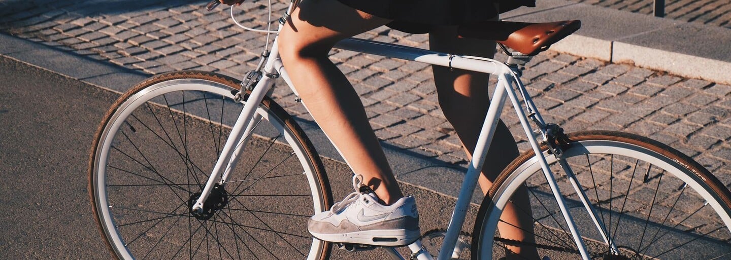 Při nižších rychlostech už možná nebude nutné předjíždět cyklisty s odstupem 1 metru. Změnu zvažuje ministr dopravy