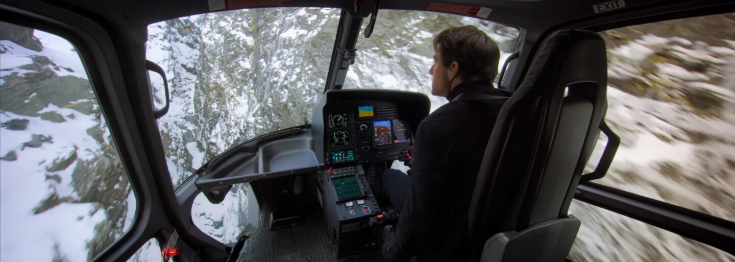Při pohledu na Toma Cruise v helikoptéře tuhne krev v žilách. Ve videu z natáčení Mission Impossible 6 předvádí šílené a střemhlavé kousky