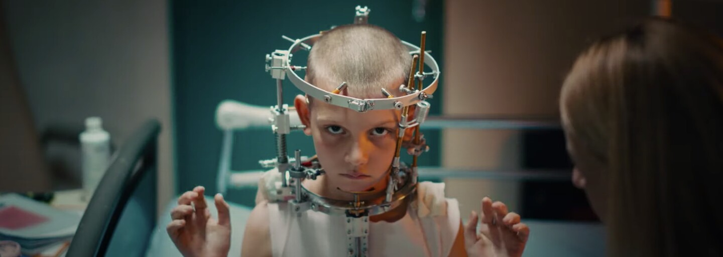 Film Titane je plný sexu a násilí. V sobotu vyhrál Zlatou palmu v Cannes