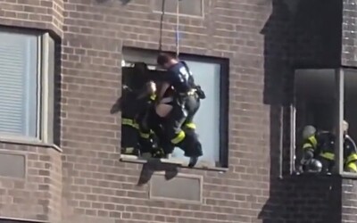 Pri požiari obytnej budovy v New Yorku sa zranilo najmenej 38 ľudí. Vznietila lítiovo-iónová batéria