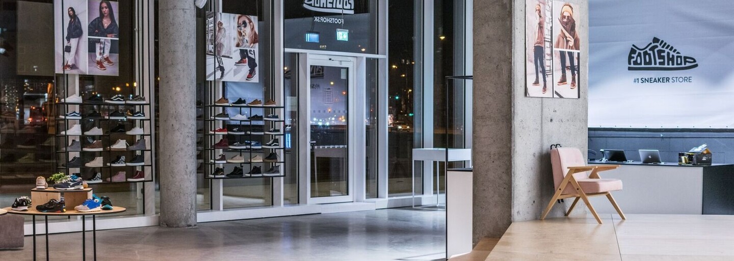 Pri príležitosti prvého výročia bratislavskej pobočky Footshopu ťa pozývame na unikátnu akciu, na ktorej vystúpi Kontrafakt