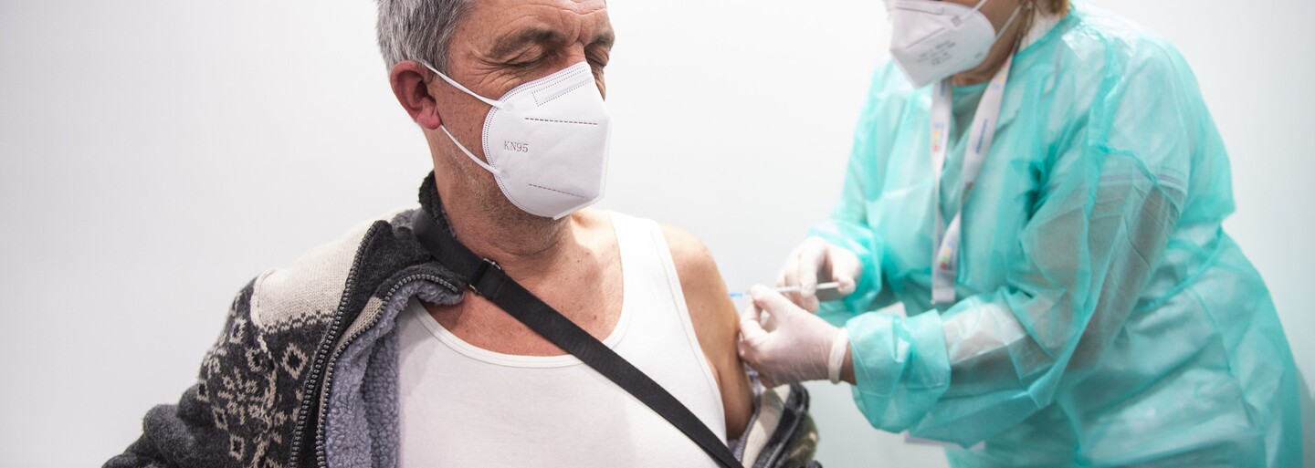 Při současném tempu bude dávkou naočkován dostatek Čechů až na Štědrý den
