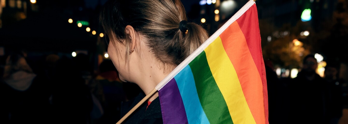 Při střelbě v gay baru v Coloradu zachránili životy veterán a trans žena. Ta na střelce dupla podpatkem