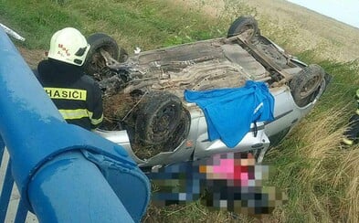 Pri Trebišove sa auto s dvomi pasažiermi prevrátilo na strechu a skončilo mimo cesty. Jedna osoba nehodu neprežila Pri Trebišove sa auto s dvomi pasažiermi prevrátilo na strechu a skončilo mimo cesty. Jedna osoba nehodu neprežila