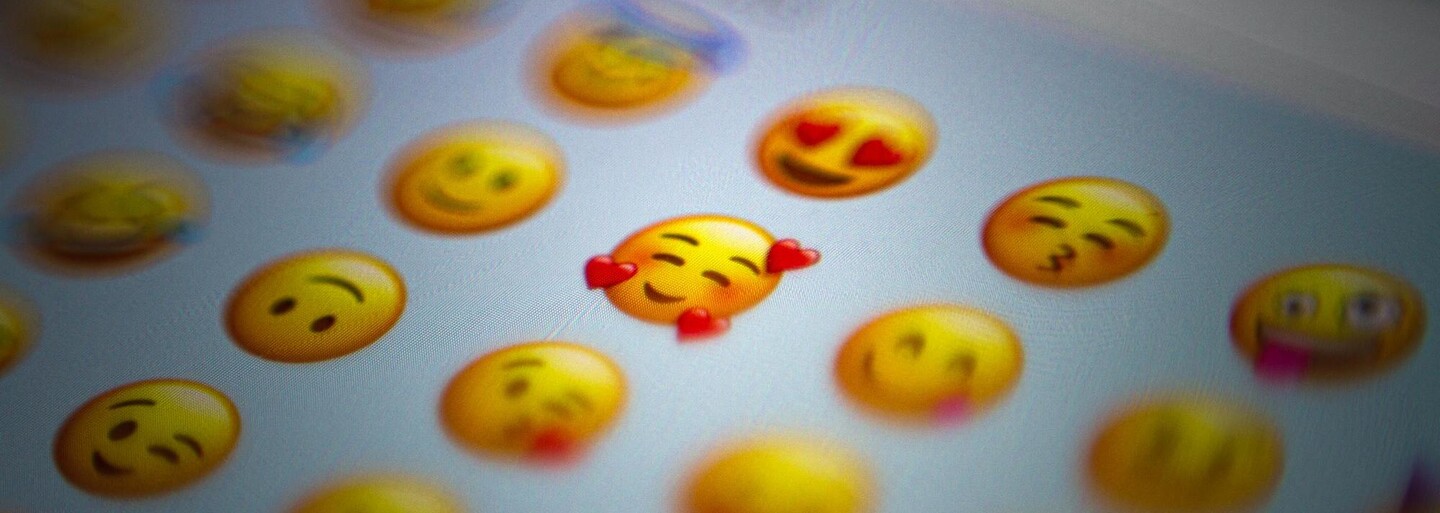 Príbeh emoji 📘 sa začal písať 📱 už v minulom tisícročí. 🕰 Tušíš, ako vznikli 🤔 a ako sa rozšírili 💥 do celého sveta? 🌍