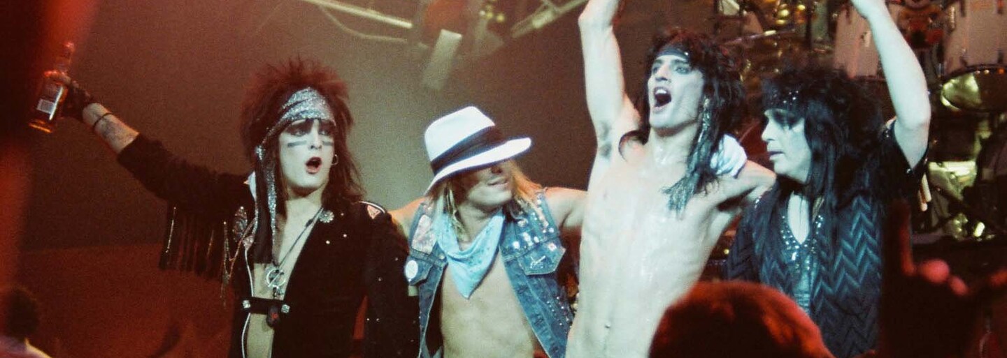Příběh Mötley Crüe je plný sexu, drog, smrti a rock and rollu. Jejich cesta ke slávě byla trnitá a dny na vrcholu ještě těžší